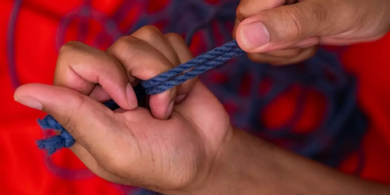 What is the best way to tie yourself up, and how can you do it?